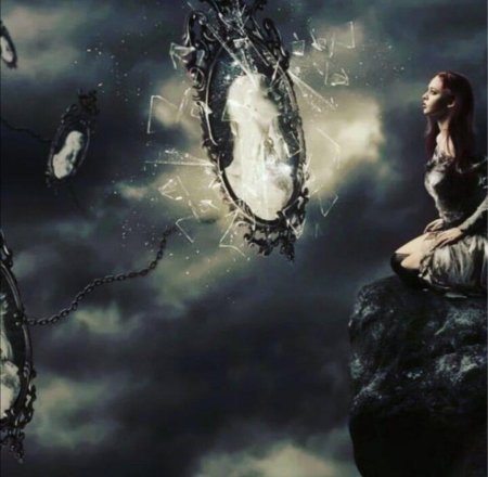 Готика девушка в зеркале