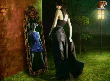 Девушка в зеркалах