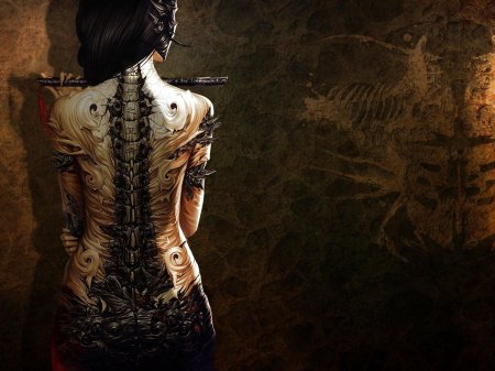 Девушка с тату на спине