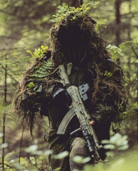 Снайпер в лесу