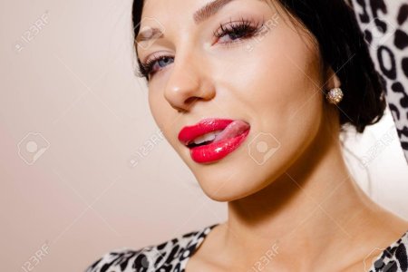 Жена брюнетка облизывает губы