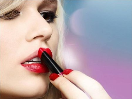 Яркая помада