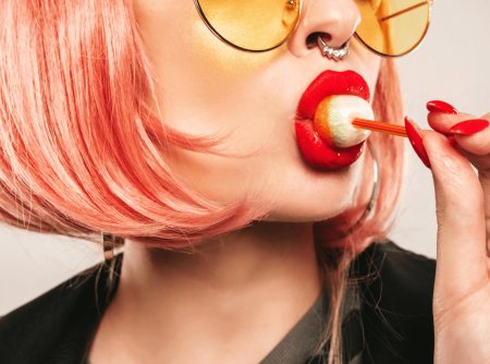 Девушка с чупа чупсом во рту