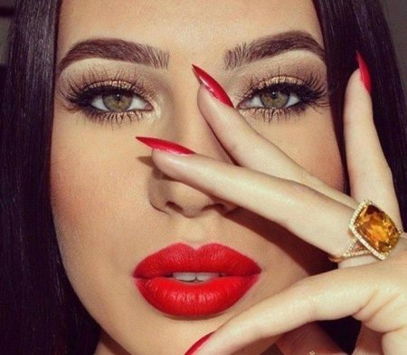 Губы на ногтях