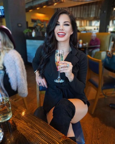 Брюнетка девушка