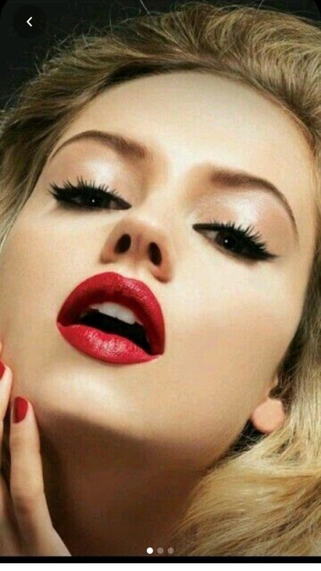 Женщина с красными губами