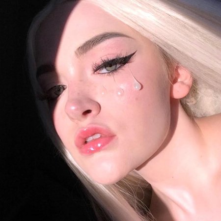 Конча на лице у красивых девушек