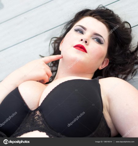 Грудастая брюнетка