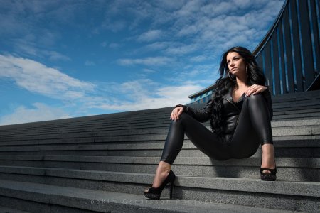 Высокая брюнетка