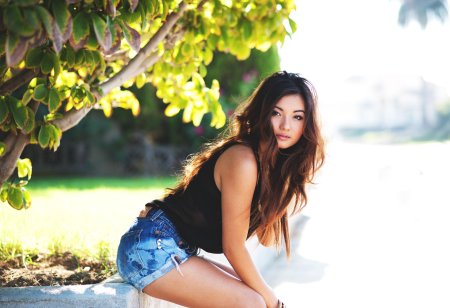 Красивая брюнетка