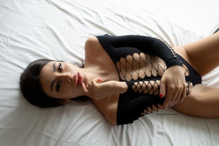 Девушка брюнетка