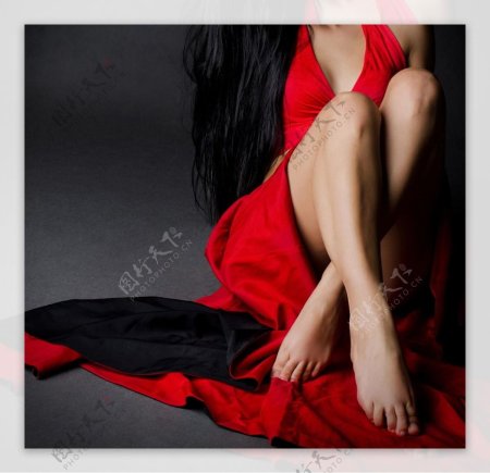 Брюнетка в красном платье