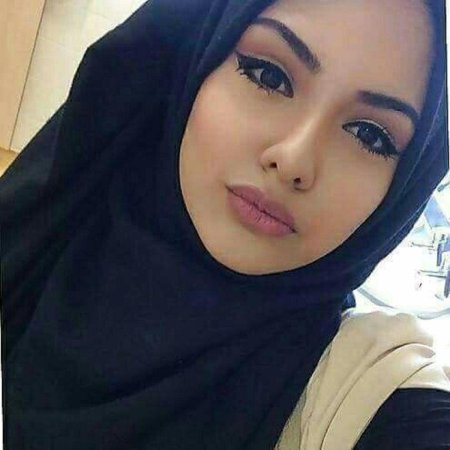 Красивая девушка в хиджабе