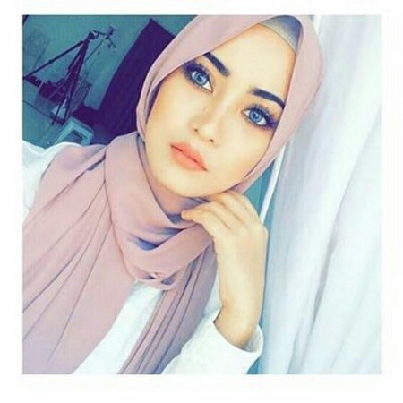 Красивая мусульманка в хиджабе