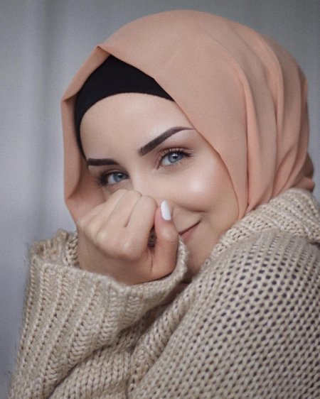 Девушка мусульманка в хиджабе