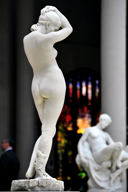 Скульптура голой женщины