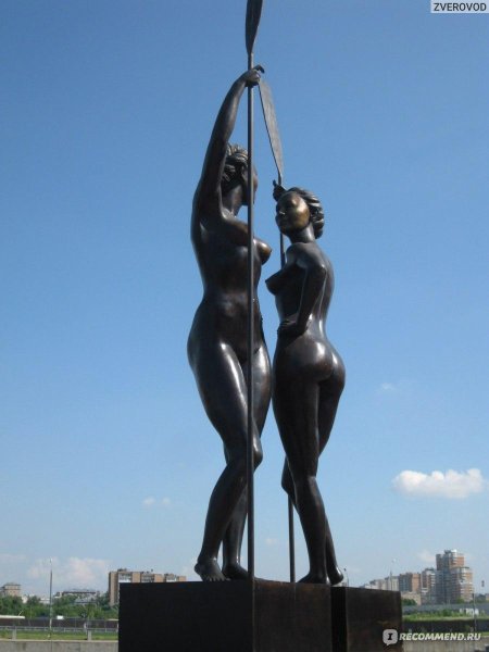 Скульптура девушка с веслом