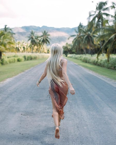 Блондинка со спины