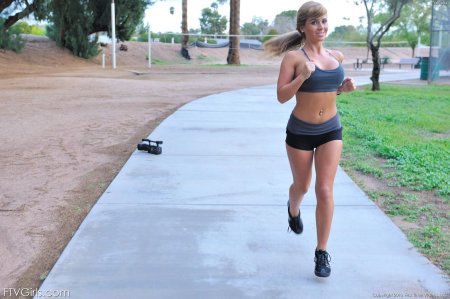 Девушка на пробежке без трусов