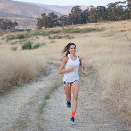 Девушка бегает