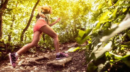 Девушка бежит в лесу