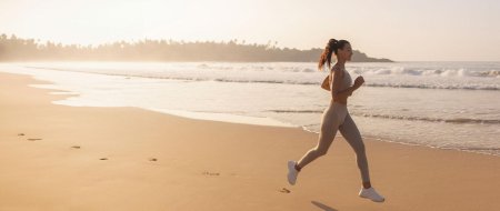 Энергичная ева бегает по пляжу