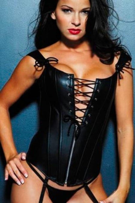 Девушка в кожаном корсете