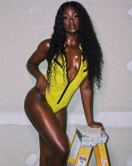 Темнокожая девушка