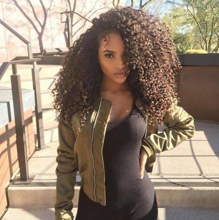 Кудрявая девушка