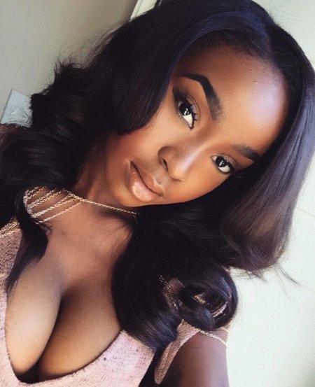 Красивая темнокожая девушка