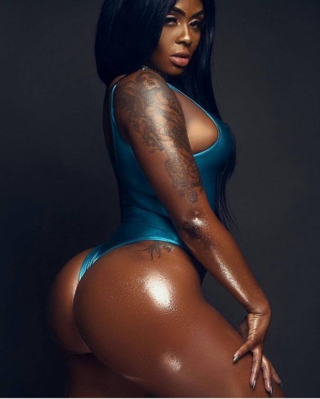 Негритянка с большой жопой