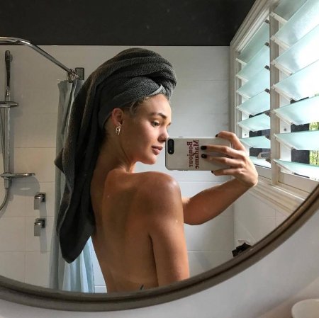 Голые девушки в зеркале