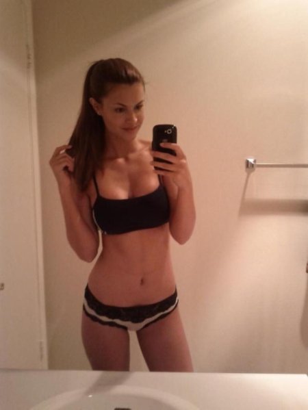 Красивая девушка в зеркале