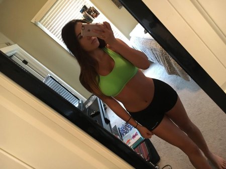 Девушка селфи в зеркале