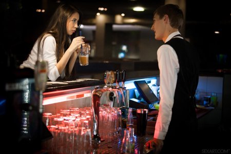 За барной стойкой