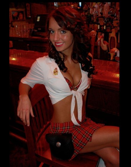 Красивая официантка