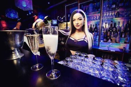 Бармен в ночном клубе