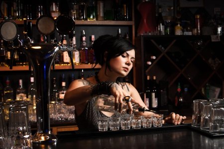 Девушка за барной стойкой