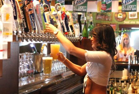 Девушка бармен