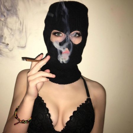 Девушка в маске