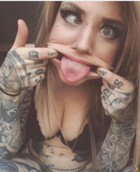 Девушка с татуировками