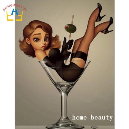 Девушка в бокале мартини