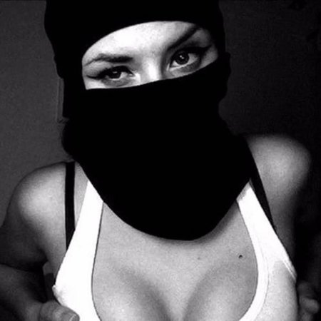 Девушка в балаклаве