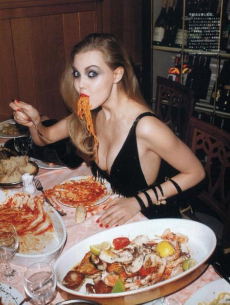 Девушка и спагетти