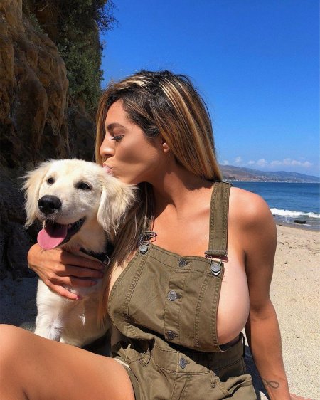 Красивая девушка с собакой