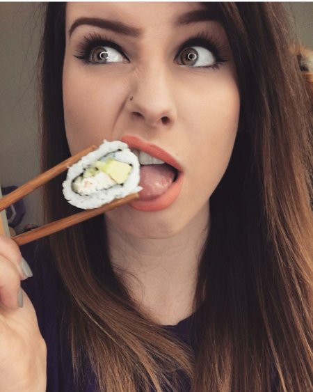 Девушка кривляется