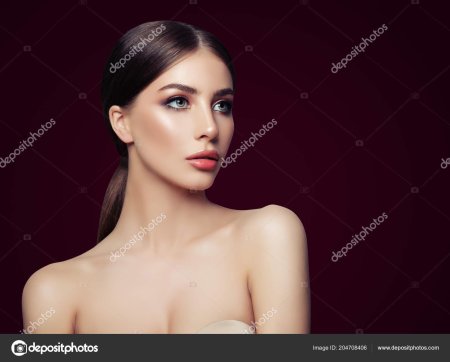 Девушка с оголенным плечом