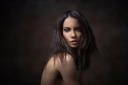 Студийный портрет девушки