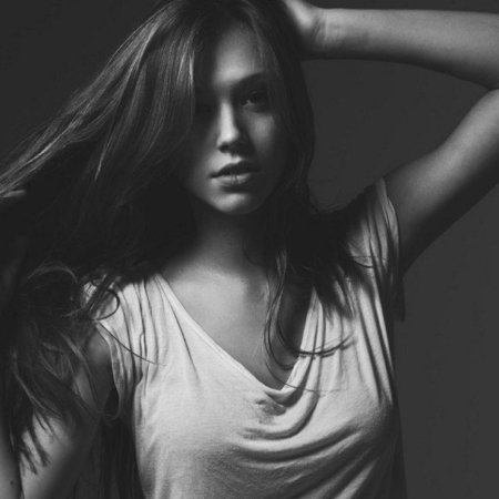 Красивая девушка в белой майке