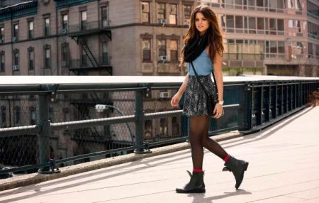 Селена гомес на улице